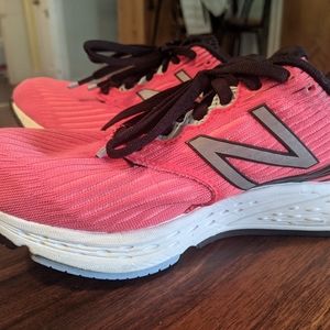 Lightweight running sneakers